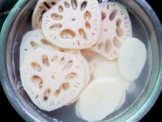 7、DIY香辣火锅,莲菜、土豆去皮切成片，放入水里泡着防止氧化