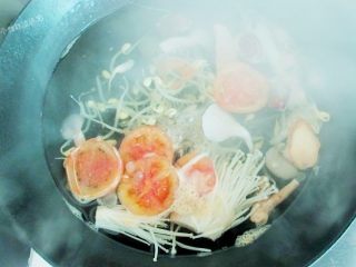 8、DIY香辣火锅, 锅开后加入适量黄豆芽、蘑菇，先大火转小火，煮5分钟