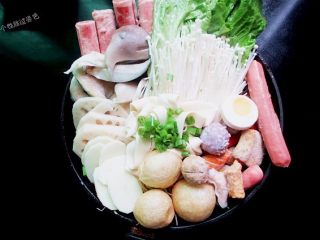 10、DIY香辣火锅, 把准备喜欢吃的火锅涮菜都吗在盆里，什么蔬菜、丸子、烩面，喜欢吃的都摆上