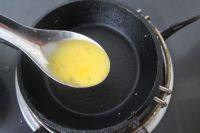 8、鲜蛋饺,放入1汤匙的蛋液