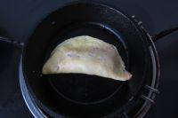 11、鲜蛋饺,然后将上下两边对折即可拿出