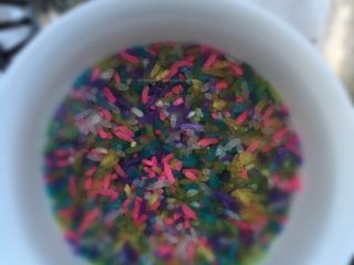 1、五彩糯米排骨卷,彩米浸泡半小时后捞出沥干水分