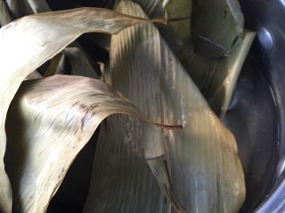 2、五彩糯米排骨卷,粽叶烧开清洗干净