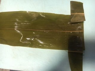 6、五彩糯米排骨卷,把剪好的粽叶排在两头