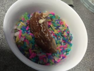 7、五彩糯米排骨卷,小排裹上彩米