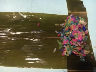 8、五彩糯米排骨卷,放在粽叶的一端