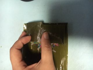 9、五彩糯米排骨卷,折起两边的小粽叶段,按紧了