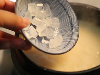 13、美龄粥,熬制所有食材软糯，粥粘稠，加入冰糖，关火即可。