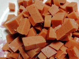 3、娃娃们喜欢吃的鲜肉火腿红枣粽子,火腿切丁