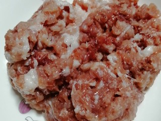 4、娃娃们喜欢吃的鲜肉火腿红枣粽子,肉肉剁碎