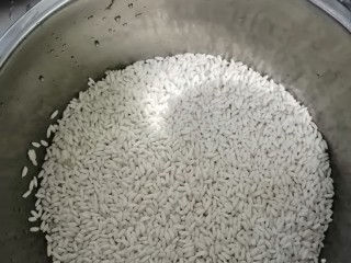 5、娃娃们喜欢吃的鲜肉火腿红枣粽子,两杯糯米,洗干净用碱泡着一晚上