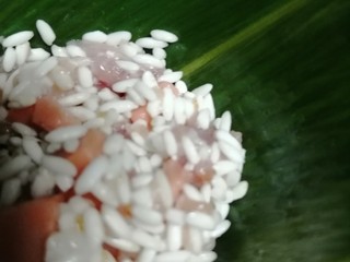 11、娃娃们喜欢吃的鲜肉火腿红枣粽子,用粽叶包起来