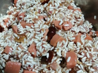 10、娃娃们喜欢吃的鲜肉火腿红枣粽子,一起拌均匀。