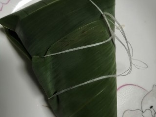 12、娃娃们喜欢吃的鲜肉火腿红枣粽子,然后用线捆住