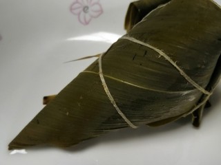 15、娃娃们喜欢吃的鲜肉火腿红枣粽子,盛盘