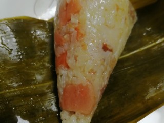 16、娃娃们喜欢吃的鲜肉火腿红枣粽子,成品