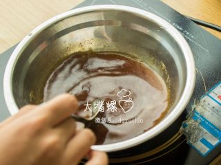 5、蜜汁果冻爽过葛优瘫,搅拌均匀，烧开后（注意不要被烫到手）倒入准备好的容器，常温冷却凝固作为果冻第一层。（这里选择的凝固容器最好选择比较深的盘子，毕竟之后还要再加