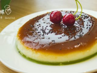 11、蜜汁果冻爽过葛优瘫,最后一步就是等待啦！可以将果冻放入冰箱内加快凝固过程。凝固了之后将果冻舀出用精致餐具承装。泡上一杯板蓝根，伴着最炫民族风，大嘴牌果冻带你飞！