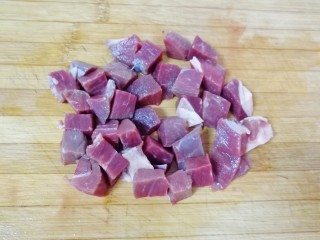 1、土豆烧牛肉,牛肉用凉水泡一个小时左右，中间多换几次水，直到没有血水，泡过的牛肉冲洗干净切成块。