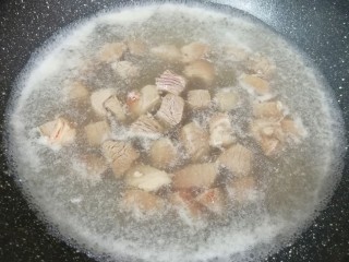 2、土豆烧牛肉,锅内放水，加一勺料酒烧开，下入牛肉焯水，再次烧开以后关火。