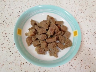 3、土豆烧牛肉,焯过水的牛肉用凉水冲洗干净，控一下水备用。