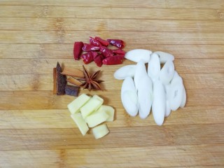 4、土豆烧牛肉,准备好葱、姜、干红辣椒、八角和桂皮。