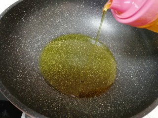 5、土豆烧牛肉,炒锅内倒入适量的食用油烧热。