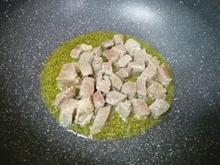 6、土豆烧牛肉,下入牛肉块煸炒至变色。