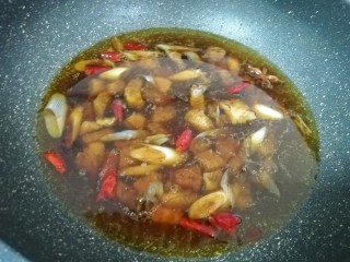 9、土豆烧牛肉,加入一大碗开水。