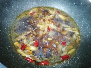 10、土豆烧牛肉,烧开以后小火炖四十分钟(中间搅动几次)。