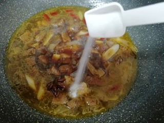 13、土豆烧牛肉,牛肉炖半个小时以后放盐调味，然后继续小火炖。