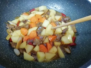 16、土豆烧牛肉,用筷子扎一下土豆，能轻松扎透即可。