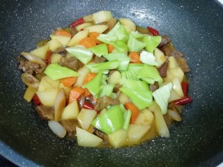 17、土豆烧牛肉,下入青椒翻炒一分钟。