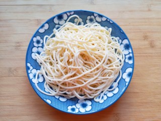 1、猪油拌面,准备好鲜面条。