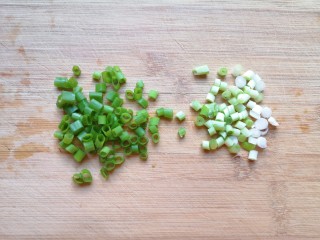 2、猪油拌面,小葱洗干净切碎，葱白葱叶分开。