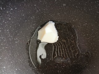 3、猪油拌面,炒锅内放入一勺猪油，中小火融化。