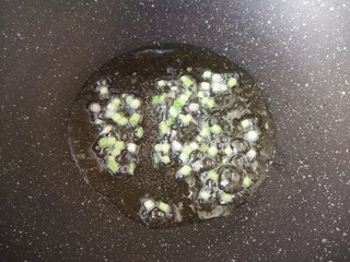 4、猪油拌面,下入葱白部分。