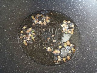 5、猪油拌面,中小火炸至焦黄色。