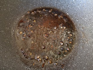 7、猪油拌面,加入盐和鸡精调味。