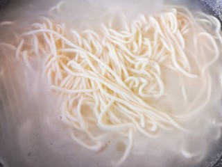 8、猪油拌面,另起一个锅放水烧开，下入鲜面条煮熟。