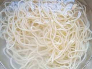 9、猪油拌面,煮好的面条捞出，在凉水中浸泡一分钟。