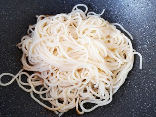 10、猪油拌面,捞出放入熬好的猪油里。