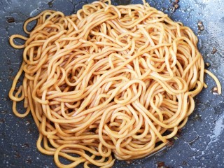 11、猪油拌面,搅拌均匀。