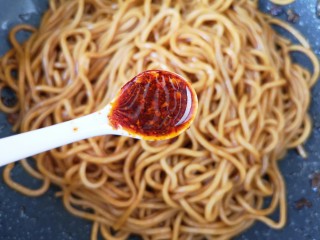 12、猪油拌面,加入一勺油泼辣子。