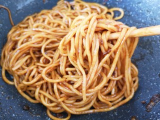 13、猪油拌面,继续搅拌均匀。