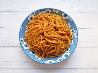15、猪油拌面,捞出放入盘子里。