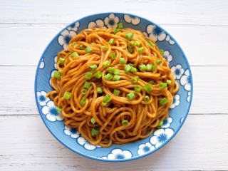 16、猪油拌面,撒上小葱叶。