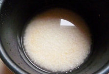 1、懒人的福音~~~腊肠焖饭 ,大米小米混合淘洗干净,加水没过米粒即可,水量比平时煮饭的水要少一些。