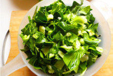 2、懒人的福音~~~腊肠焖饭 ,小青菜泽洗干净切碎备用,腊肠切小块备用。