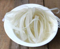 1、火锅粉,宽干粉条用水泡上一个小时。蒜压碎，葱切小段，大头菜切小颗粒，香菜切小段